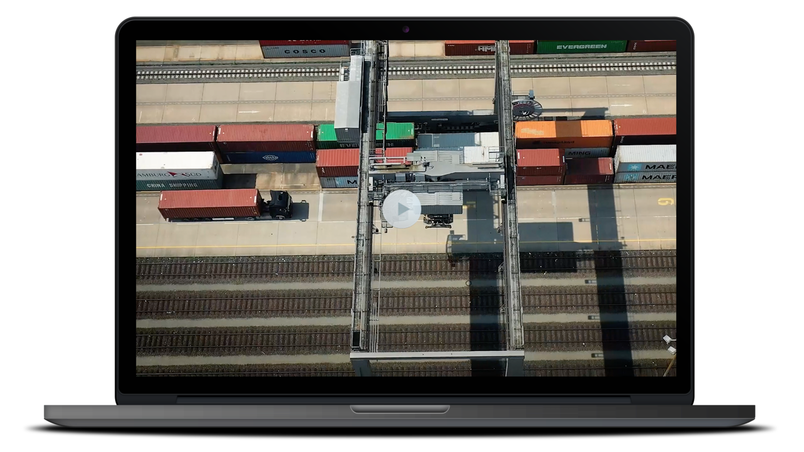 Laptop mit Vogelperspektive von Autobahn mit LKW