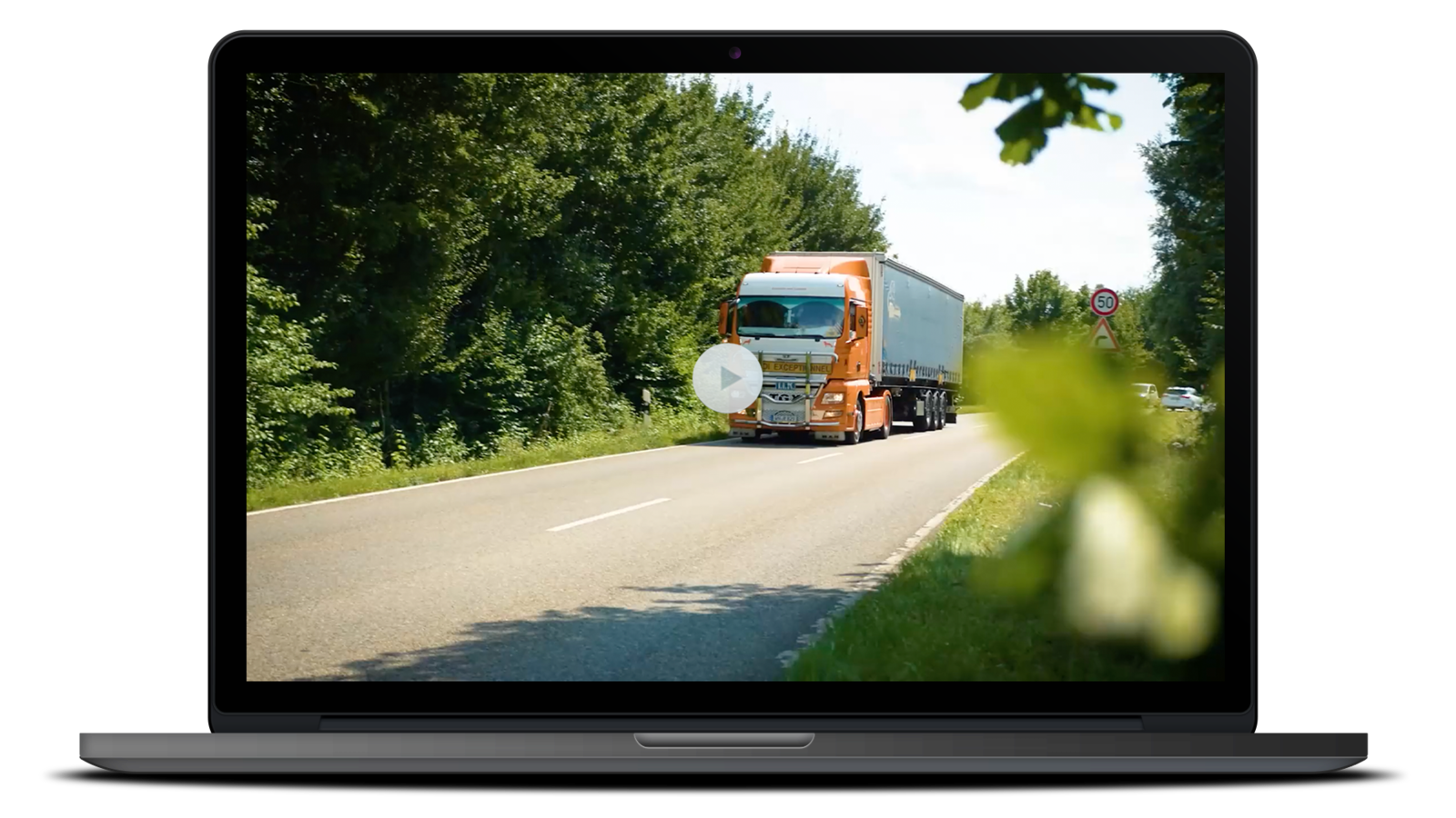 Laptop mit Bild von LKW in der Natur